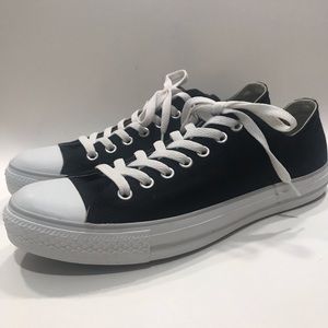 Like new men’s low top black converse size 10